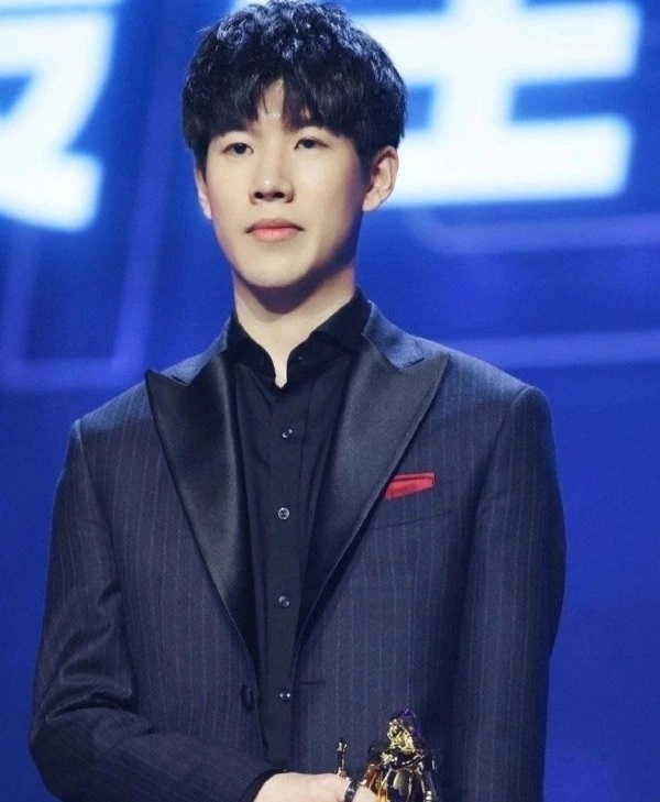 2025LPL年度最佳阵容：Xiaohu、jiejie、Scout、Viper、Meiko