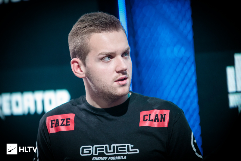 想教YIKE玩？Kanavi看完比赛后操刀大卑 目前打出1-7的战绩