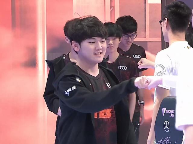 Scout：今天失利应该是失误比较多吧 我们的失误更严重