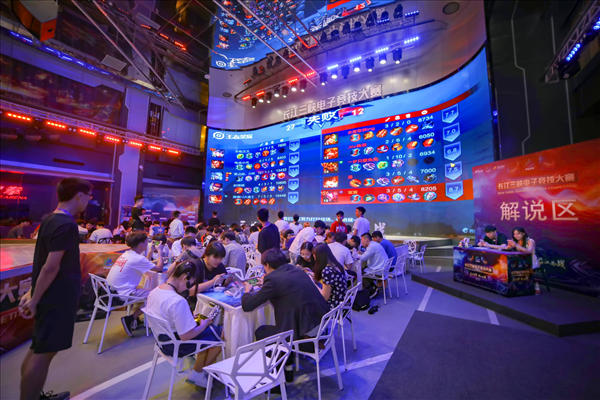 PGL Astana 2025 第一天：精彩比赛、击杀、评论、表情包、网红反应